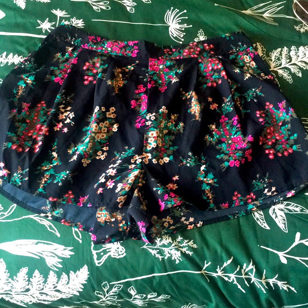 A nice short skort with flower designs and pockets